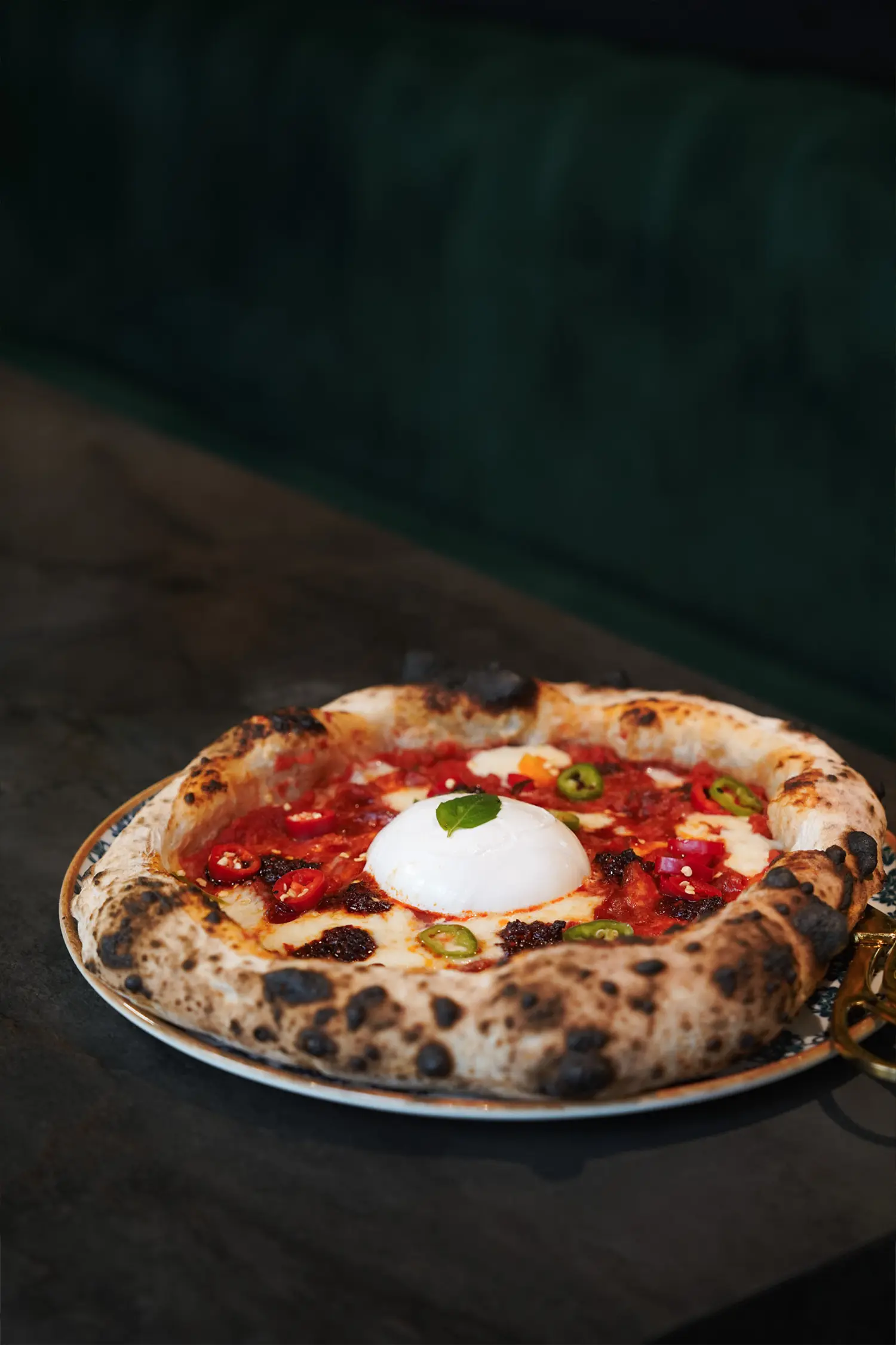 Fuenfneunzwei-modern-italian-galerie-bild-1 eine Pizza auf einem Teller