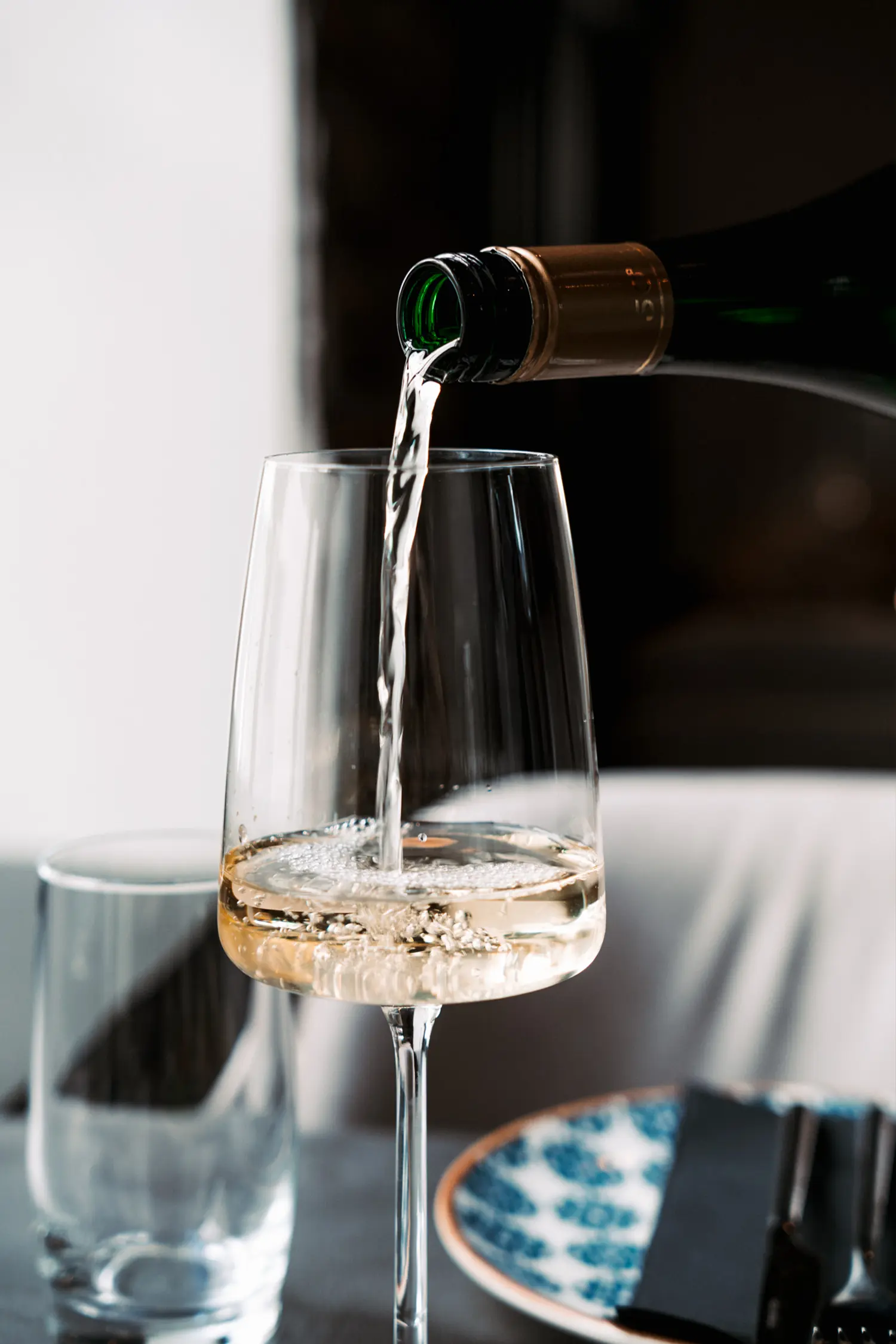 Fuenfneunzwei-modern-italian-galerie-bild-12 wein wird eingeschüttelt