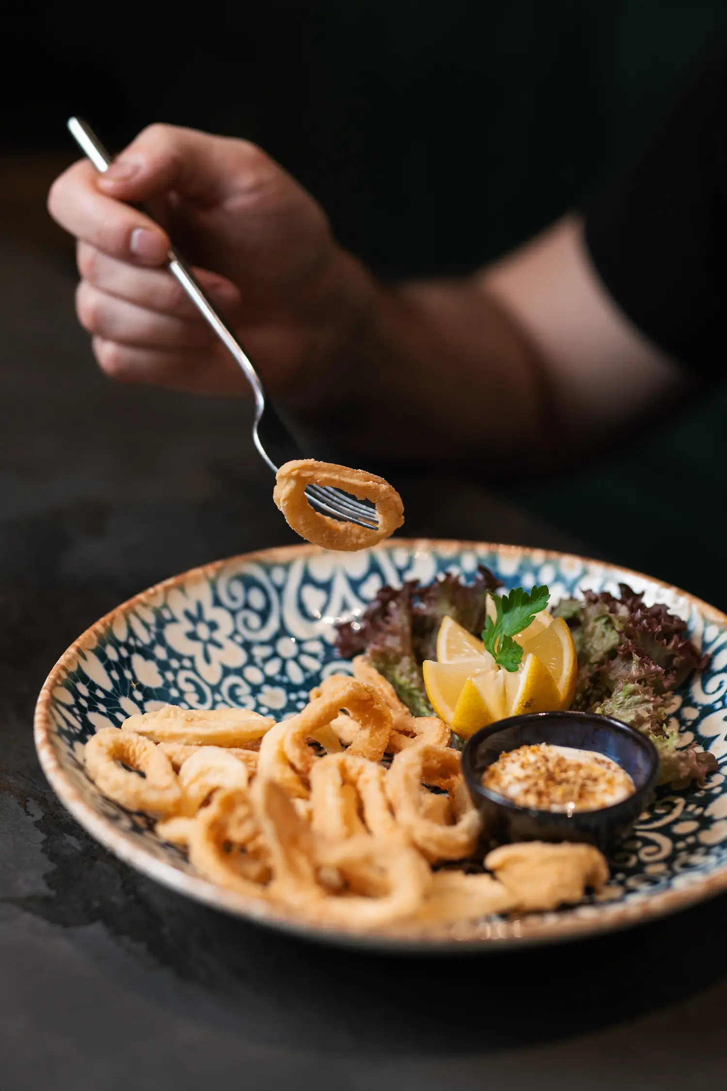 Fuenfneunzwei-modern-italian-galerie-bild-2 a person holding a fork over a plate of food