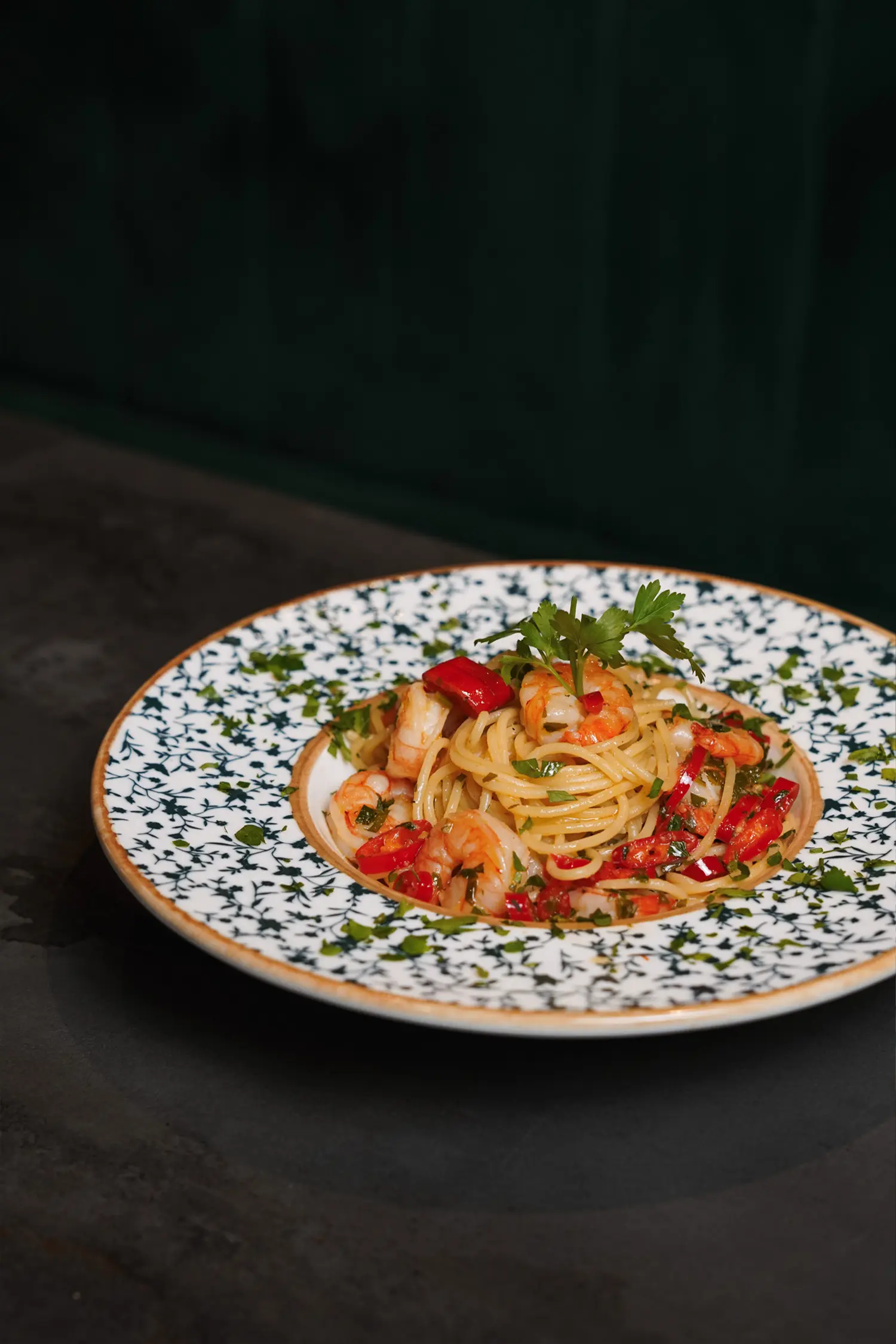 Fuenfneunzwei-modern-italian-galerie-bild-3 a plate of food on a table