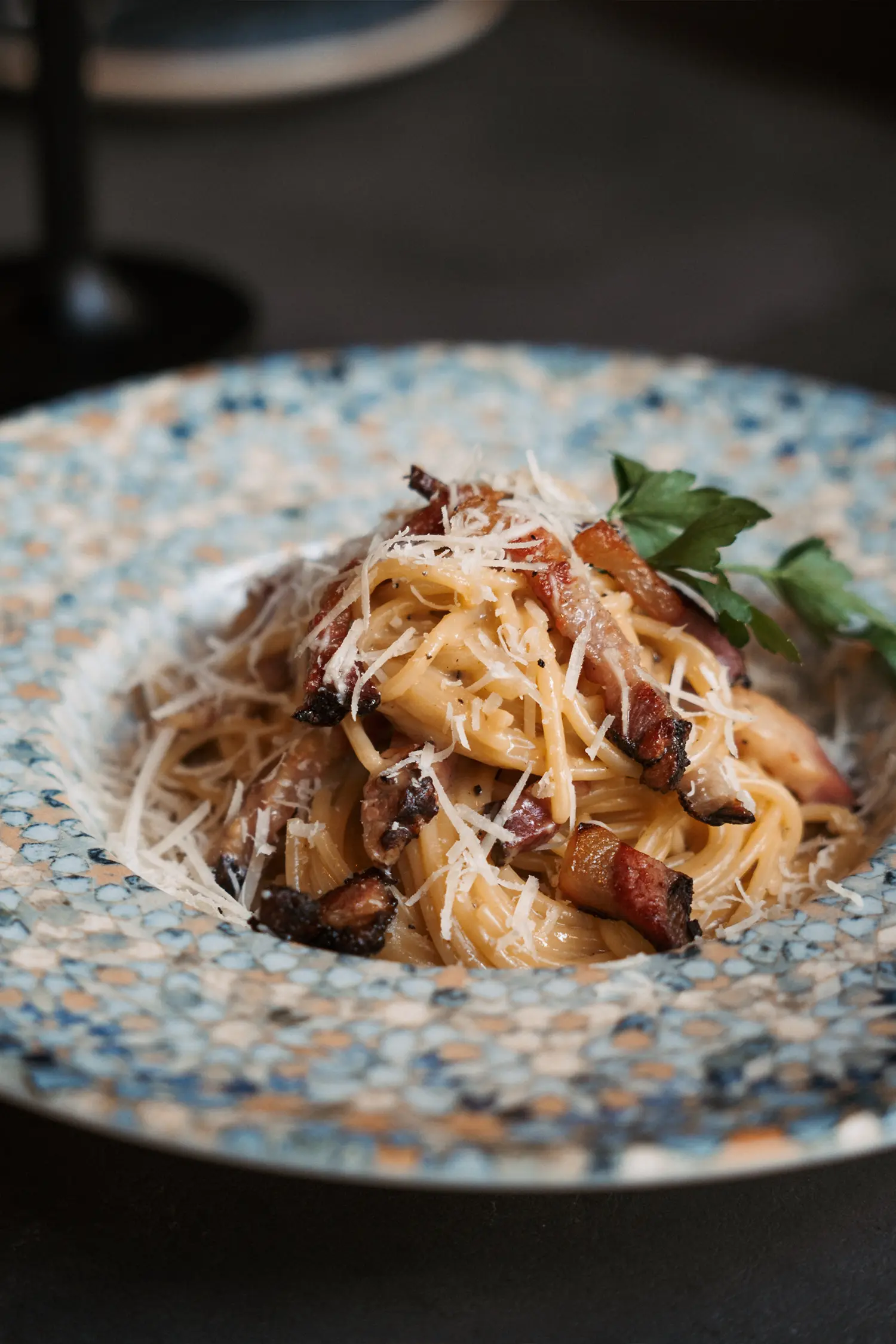 Fuenfneunzwei-modern-italian-galerie-bild-9 a plate of pasta with bacon and cheese